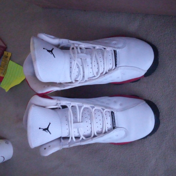 women's  cherry Jordan size 5.5, they like brand new. worn like 2 times - Picture 4 of 5